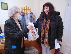 Община Шумен раздаде 400 хранителни пакета на хората с увреждания