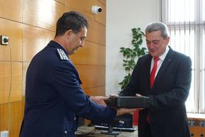 Заместник-министърът на вътрешните работи връчи 20 бойни пистолета "Валтер" на шуменски полицаи