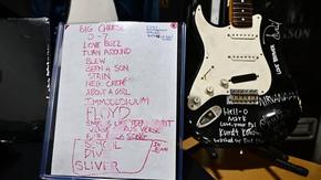 Разбита китара на Кърт Кобейн се продаде за близо 600 000 долара