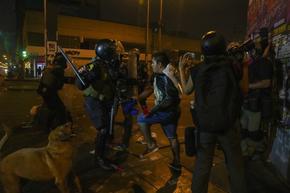 Втора поредна нощ на безредици в перуанската столица Лима, десетки са арестувани