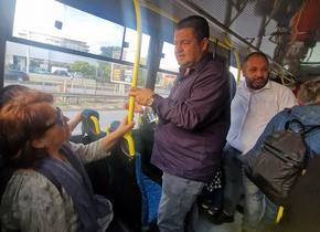 Кандидатът за кмет от Коалиция „Продължаваме Промяната – Демократична България“ Николай Колев инспектира автобусна линия в час пик