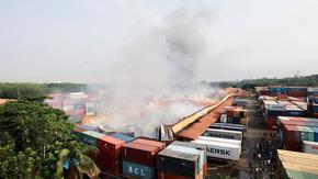 Десетки загинаха, над 150 са ранени в пожар в депо за контейнери в Бангладеш