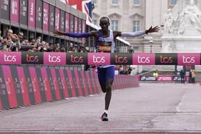 Кениец изуми на маратона в Лондон с второто най-добро време в историята