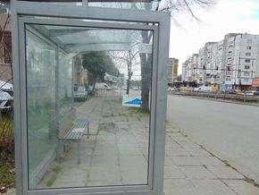 Ремонтират 8 автобусни спирки, потрошени от вандали