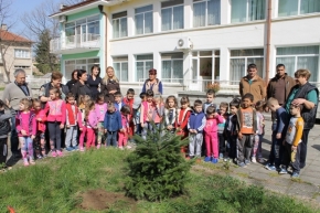 Засадиха дръвчета в двора на училище и детска градина в Преслав по случай Седмицата на гората