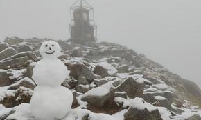 Пак сняг на Мусала, метеорологът направи снежен човек
