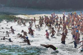 Прекратиха преждевременно плувния маратон Галата – Варна заради влошено време