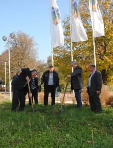 Кметът на Община Никола Козлево засади бор като символ на новото начало