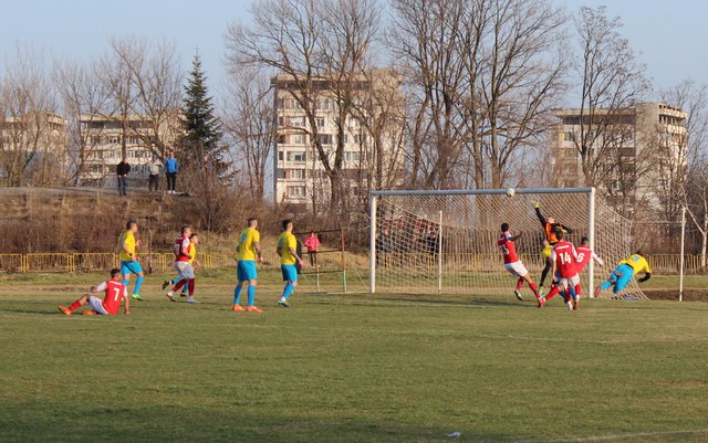 Секунда преди посредния съдийски сигнл Венков отправи удар, но страничният стълб спря топката да влезе в мрежата.  .