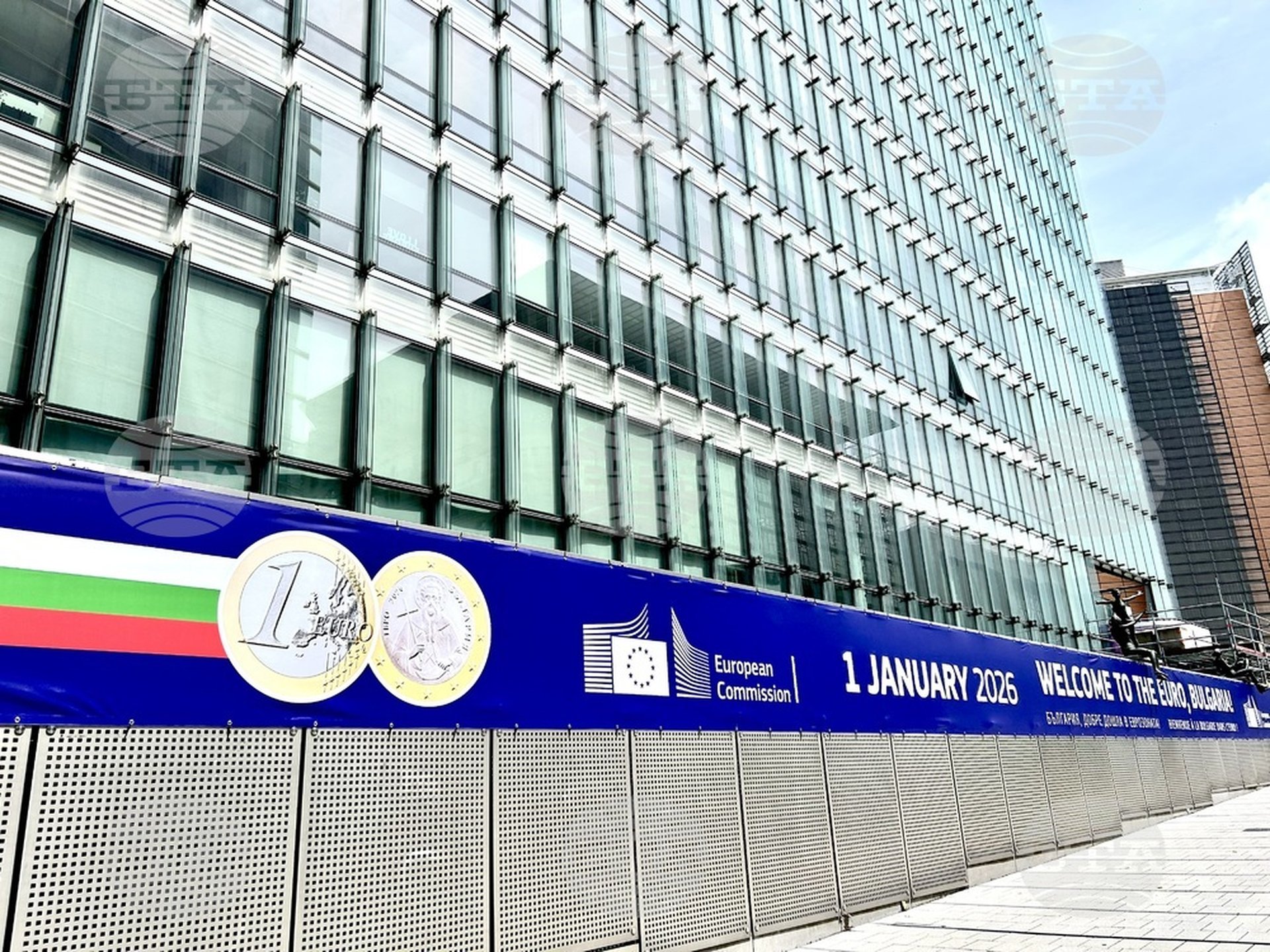 България, добре дошла в еврозоната!, гласи близо 30-метров транспарант, поставен на сградата "Шарльоман" на Европейската комисия в Брюксел в навечерието на приемането утре на последните решения, свързани с въвеждането на общата европейска валута в нашата