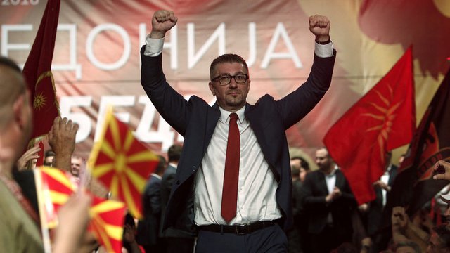 Лидерът на опозицията Християн Мицкоски обвинява социалдемократите на премиера, че искат избори, докато Северна Македония регистрира нови случаи "колкото на целите Балкани".