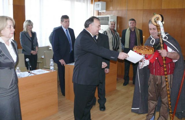 Коледари от Мараш поздравиха съветниците и общинската администрация