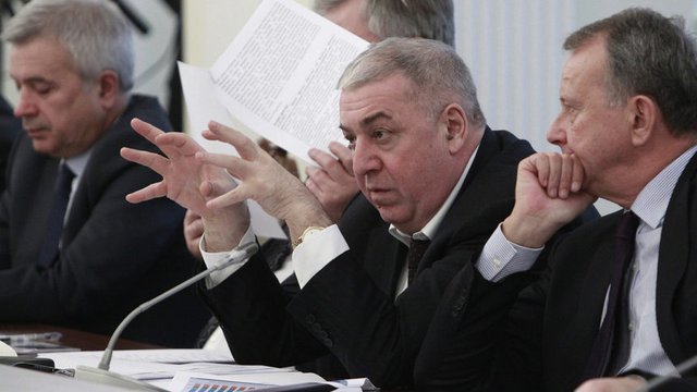 Санкциите бяха обявени часове след като руският бизнесмен Михаил Гуцериев (по средата) влезе в черен списък на Великобритания заради ситуация в Беларус. Сн. АР