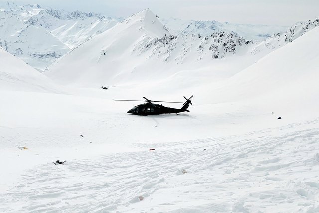 Хеликоптерът на спасителите  Снимка: Alaska Mountain Rescue Group via AP/БТА