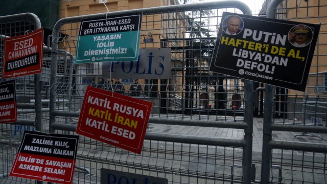 Протестни плакати са окачени по оградата на руското консулство в Истанбул. На тях пише "Русия убиец, Иран убиец, Асад убиец" и "Путин, разкарай се от Либия с Хафтар!" Сн. Ройтерс