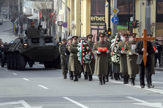 Траурната процесия в знак на почит към началника на отбраната генерал Андрей Боцев. Снимка АП/БТА