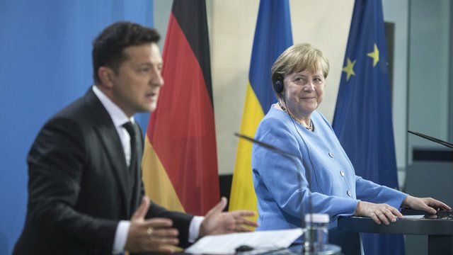 Германският канцлер Ангела Меркел с украинския президент Володимир Зеленски. Сн.AP