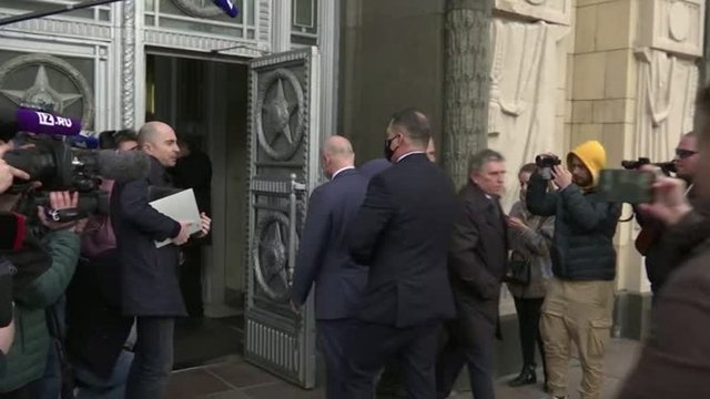 Чешкият посланик Пивонка влиза в руското външно министерство. Сн. Ройтерс