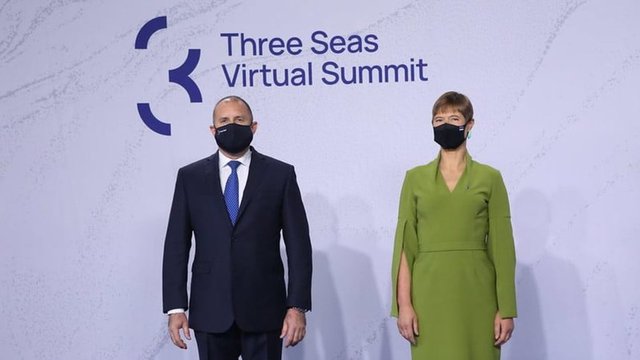 Керсти Калюлайд публикува снимка с Радев, на която и двамата са с маски. © Фейсбук