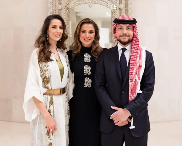 Кралица Рания с принц Хюсеин и избранницата му  Снимка: The Royal Hashemite Court