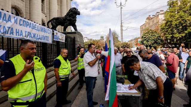 Гражданско сдружение "БОЕЦ" организира протести срещу Иван Гешев от момента на номинирането му за главен прокурор с искане за оставка и правосъдна реформа.