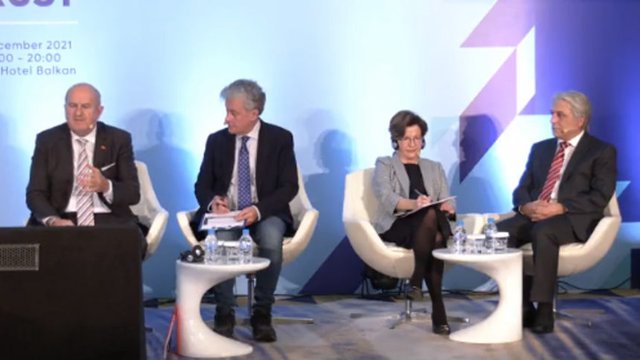 Стоп-кадър от дискусията, отляво надясно: пратеникът на С. Македония Владо Бучковски, президентът на Атлантическия клуб Соломон Паси, директорът по въпросите на ЕС на Бисерка Бенишева и и. д. на Асоциацията за демократични инициативи Алберт Муслиу.