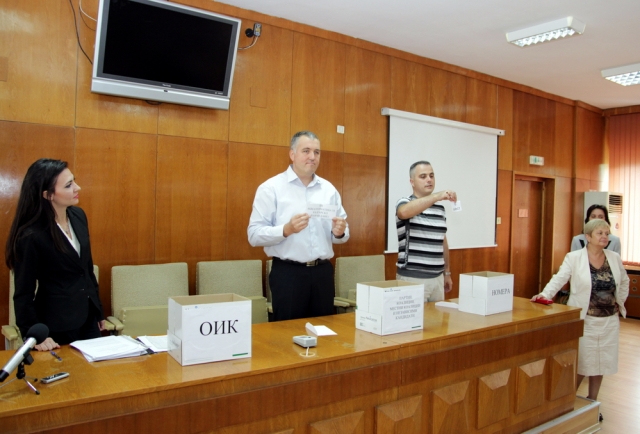 ОИК изтегли жребия за номерата в интегралната бюлетина
