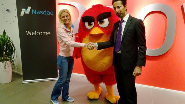 Кати Леворанта, ръководител на "Ровио", и президентът на борсата Nasdaq Helsinki Ханрик Хусман в началото на търговията с акциите на компанията