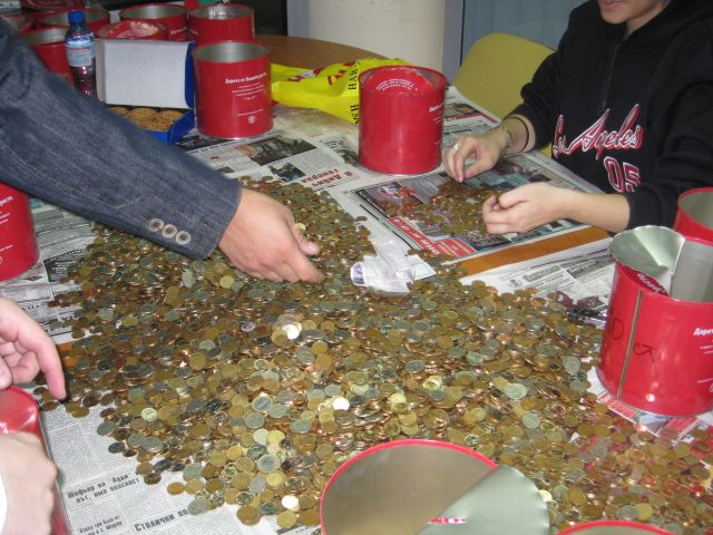 Касичките с жълтите стотинки бяха отворени в присъствието на нотариус Ася Асенова.