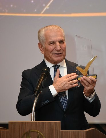 Фикрет Индже  - Мажоритарен собственик на “Алкомет” АД, имаше удоволствието да получи наградата 10 години True Leader от Синем Таштан - търговски съветник към посолството на Турция в София.