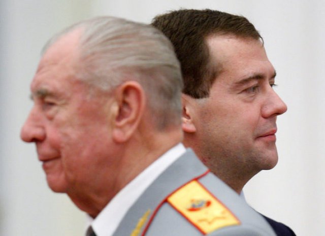 Дмитрий Язов с премиера Дмитрий Медведев на церемония в Кремъл през 2009 г.