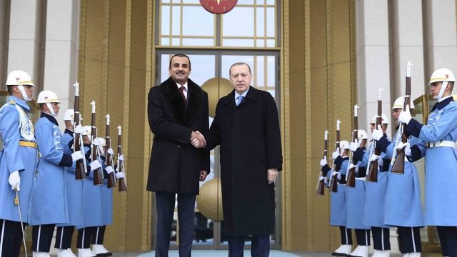  © Associated Press   Емирът на Катар шейх Тамим бин Хамад ал Тани с турския президент Реджеп Тайип Ердоган през август.