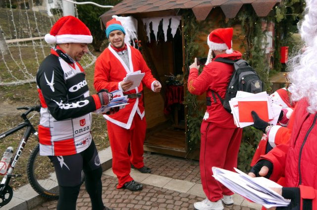 Джуджетата отвориха пощенската станция, за да вземат писмата за Дядо Коледа
