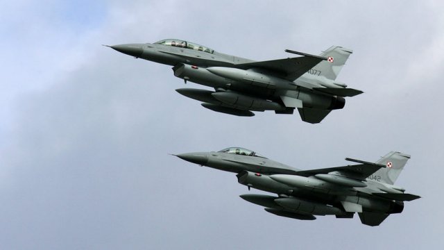 Снимката е на първите два от общо четири F-16, които Полша закупи през 2017 г.© Reuters