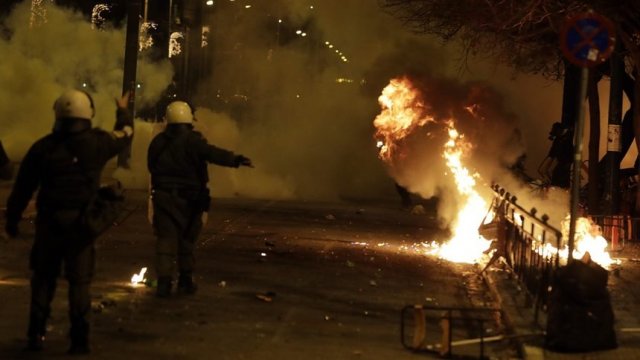 Всяка година в Атина има безредици по време на демонстрации в памет на жертвите при студентския бунт през 1973 г.