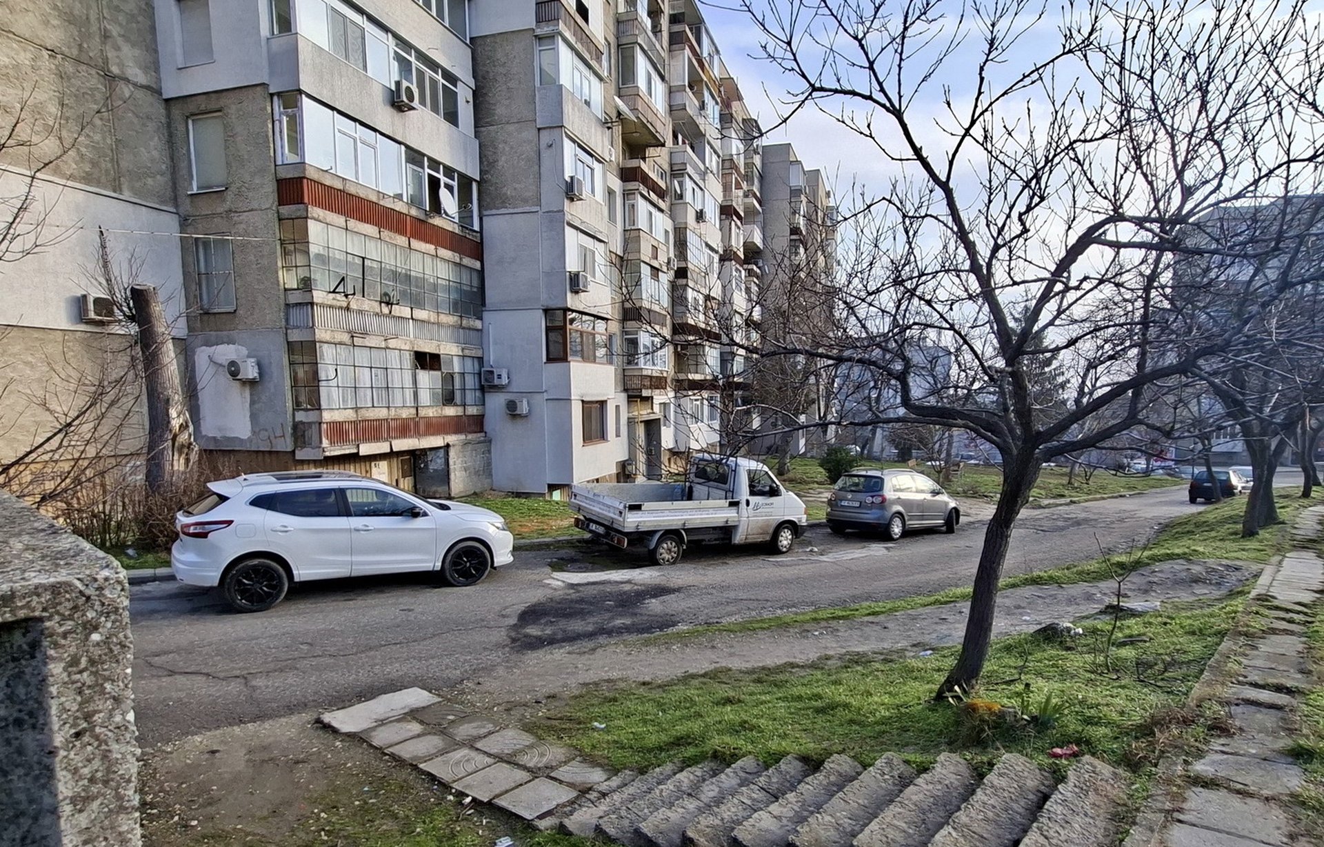 Забраняват паркирането в междублокови пространства през нощта за фирмени автомобили