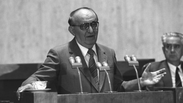 10 ноември 1989 г. - Тодор Живков на последния пленум на БКП, който гласува оставката му.© Живко Ангелов