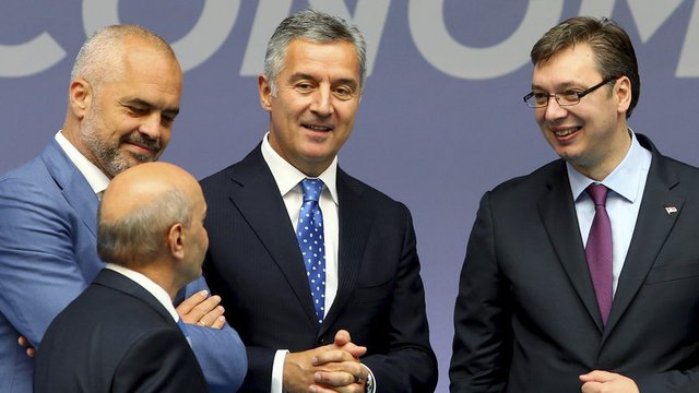 От ляво надясно: албанският премиер Еди Рама, черногорският Мило Джуканович и сръбският Александър Вучич, 2015 г. По това време Джуканович и Вучич още са премиери - по-късно те спечелиха президентските избори в страните си