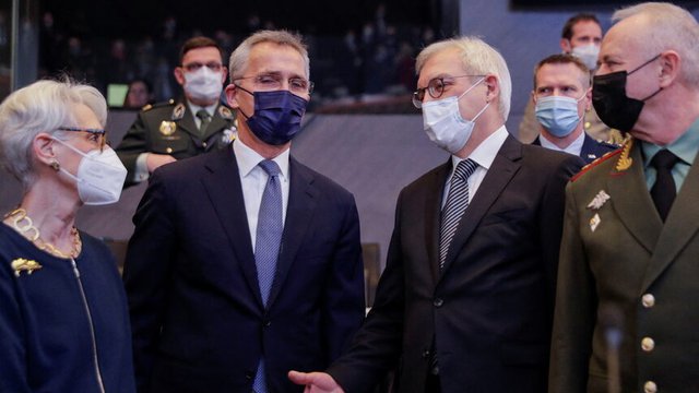 На срещата в НАТО - зам.-държавния секретар на САЩ Уенди Шърман, генералният секретар Йенс Столтенберг, руският зам.-министър на външните работи Александър Грушко и зам.-министърът на отбраната ген. Александър Фомин.