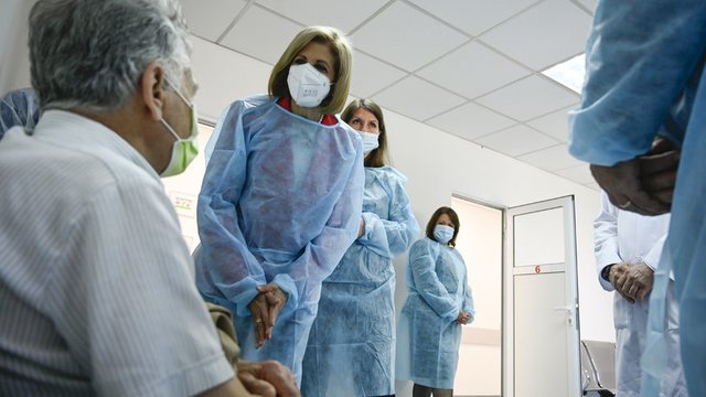 Здравният еврокомисар Стела Кириакиду започна обиколката си в изоставащите във ваксинацията държави от Бългаия, която е последна по темп на ваксинация в ЕС  © European commission (audiovisual service)