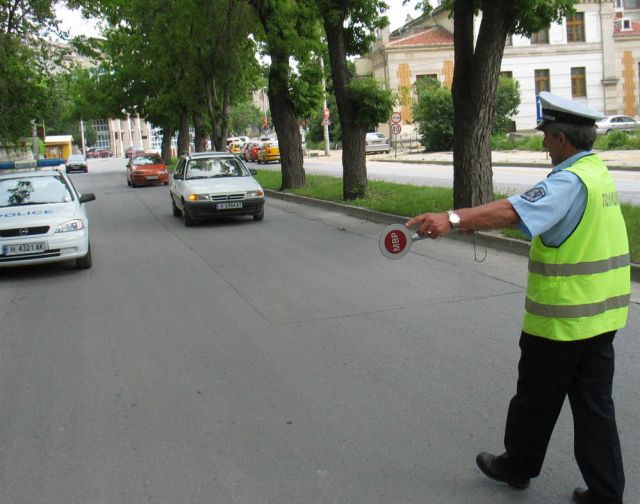 От днес полицаи проверяват пред училищата