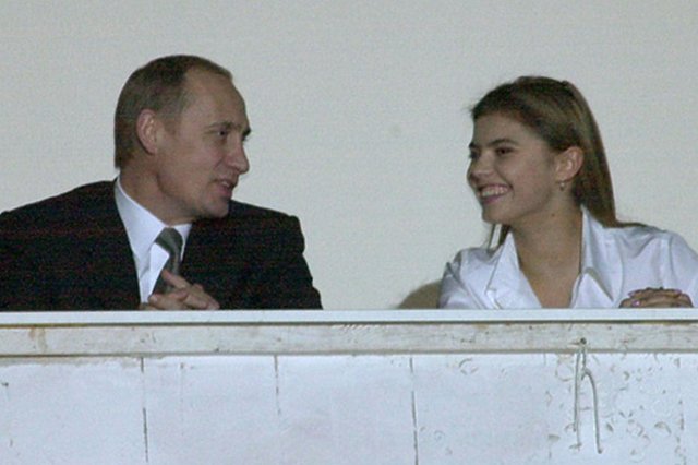 Скромно, но от сърце: Владимир Путин и Алина Кабаева на трибуните на турнир по художествена гимнастика през 2001 г. Снимка: Kremlin.ru