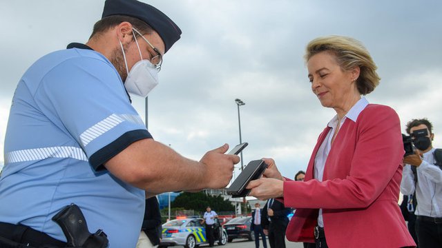 Председателят на Европейската комисия Урсула фон дер Лайен показва ваксинационния си сертификат на чешки полицай при посещение в Прага през юли  © European commission (audiovisual service)
