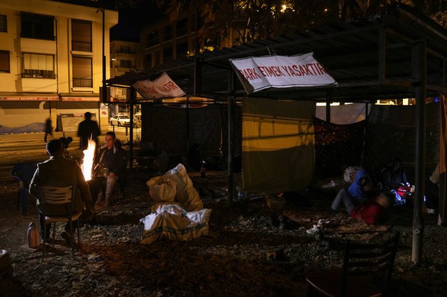 Жители на Дюздже прекараха нощта навън след земетресението с магнитуд 5.9 по Рихтер. Снимка: АП