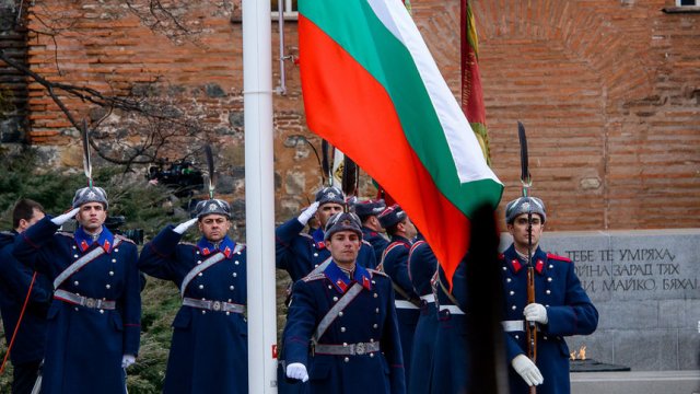 Снимката е от церемонията за Националния празник пред паметника на Незнайния воин през 2019 г. Сн. В. Ангелов