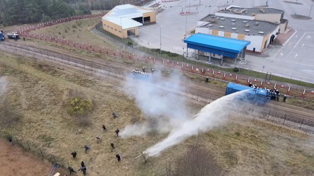 Полските сили на реда стрелят с водно оръдие, за да разпръснат мигрантите, които се опитват да пробият загражденията и да влязат на европейска територия при Кужница. © Reuters