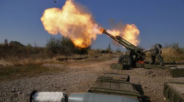  (Снимката е илюстративна, кадърът е от 14 октомври 2014 г., артилерия на сепаратистите стреля по позиции на украинската армия в летището в Донецк)