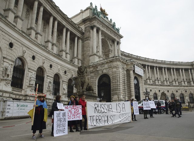 Демонстранти протестират днес пред двореца Хофбург във Виена срещу участието на Русия на заседанието на Парламентарната асамблея на ОССЕ, бойкотирана от украинската делегация. Снимка: АП