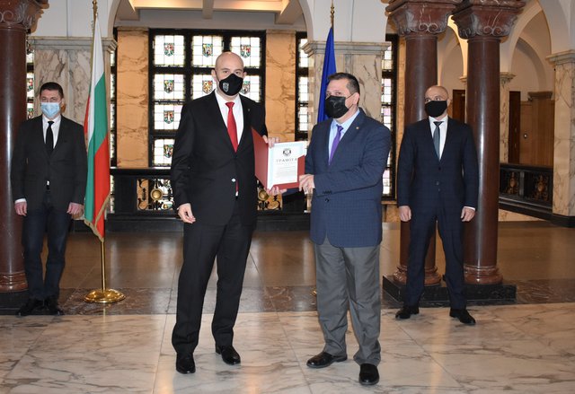 Наградата на прокурор Орлин Куздов бе връчена от главни прокурор Иван Гешев. Снимка: Прокуратура на РБългария.