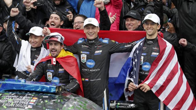 Фернандо Алонсо (вторият от ляво надясно) стана едва третият шампион във Формула 1 с успеха в състезанието. © Associated Press